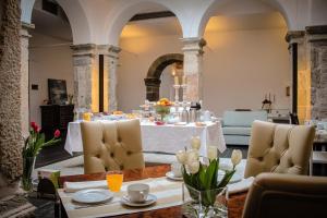 塞尔唐舒达修道院大酒店的一间带桌椅的用餐室