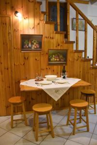 波尔塔里亚Anna's Villa Portaria的一间带桌子和四把椅子的用餐室