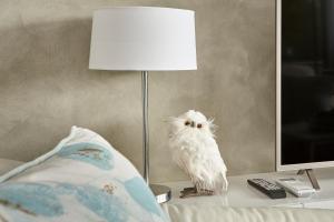 罗斯福尔斯塔马尔河公寓的坐在台灯旁的桌子上的白色猫头鹰