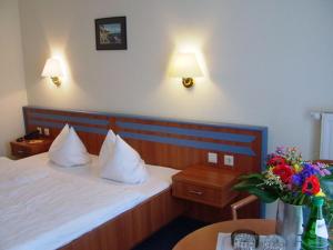 奥斯赛拜-塞林斯林呢尔霍夫酒店的酒店客房,配有床、桌子和灯