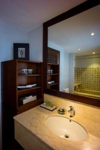 库塔德斯里温长廊别墅酒店的一间带水槽和大镜子的浴室