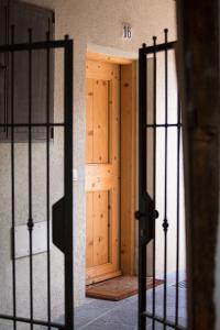 博尔扎诺Ulivo Suites - apartments的门窗房间的木门