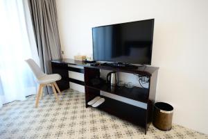 素可泰萨库斯迈尔度假酒店的酒店客房带电视和椅子