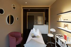加舒恩Romantik Hotel Verwall的一间带床和椅子的房间和一间厨房