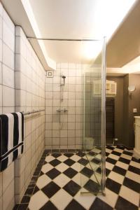 赞德沃特萨奥提勒公寓的浴室设有玻璃淋浴间和 ⁇ 格地板