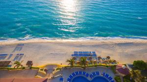 坎昆GR索拉瑞斯坎昆-全包的享有海滩和海洋的空中景致