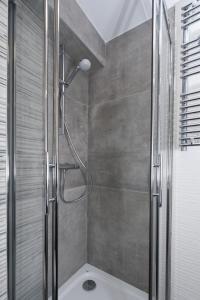 里昂里昂在家公寓式酒店的浴室里设有玻璃门淋浴