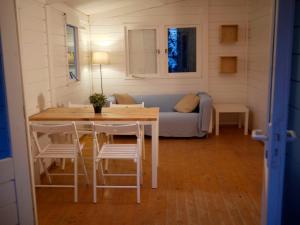 贝尼卡西姆Camping Azahar的客厅配有桌椅和沙发