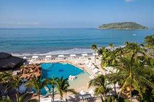马萨特兰科斯塔海滩酒店的享有带游泳池和海洋的度假村的空中景致