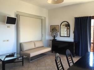 费拉约港Le Ghiaie Relax的客厅配有沙发和桌子