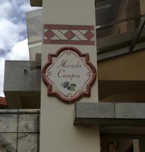 埃雷迪亚莫拉达坎波什旅馆的建筑物一侧的标志