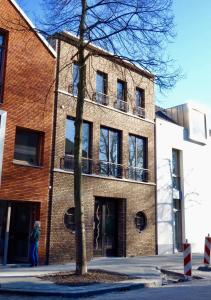 多德雷赫特Arthouse Dordrecht的站在砖楼前的人