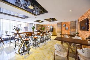 南汇7天优品上海惠南野生动物园店的一间酒吧,里面设有凳子和桌子