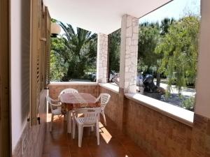 维耶斯泰Villa Grazia的客房设有带桌椅的阳台。
