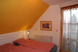 普特布斯"Blick auf Vilm", Neuendorf的一间卧室设有两张床和窗户。