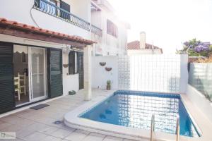 卡尔卡维洛斯Help Yourself Hostels - Carcavelos Coast的一座房子后院的游泳池