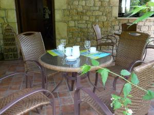 宏达瑞比亚哈瑞提派卡萨乡村民宿的桌椅和桌子及玻璃杯
