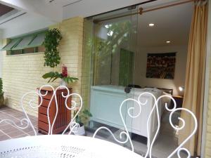 里约热内卢卡萨圣康拉多住宿加早餐旅馆的一个带桌椅的庭院和一个窗户。