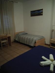 泰拉诺瓦迪波利诺B&B Tufaro Alberico的一间卧室配有一张带两个白色横跨的床