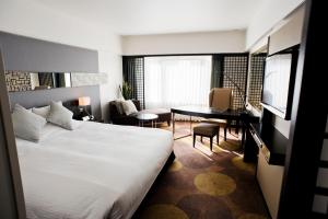 京都京都布莱顿酒店的配有一张床和一张书桌的酒店客房