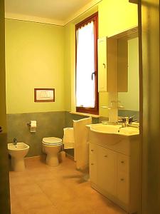 阿夸维瓦Il Piccolo Residence的一间带水槽、卫生间和镜子的浴室