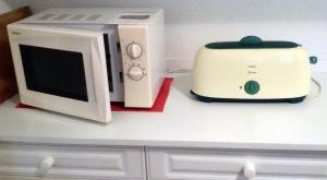 伊斯内姆穆布勒公寓的厨房柜台上的微波炉和烤面包机