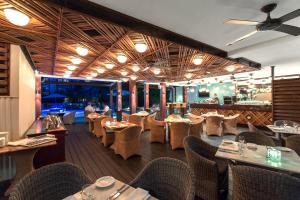 布鲁姆Kimberley Sands Resort的餐厅内带桌椅的用餐室