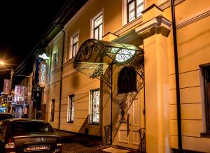 哈尔科夫Pletnevskiy Inn的街上的一座建筑,晚上有门