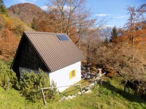 托尔明Holiday Home Na planini的山坡上一座白色的小房子,屋顶