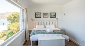 卡尔克湾Modern Beach Apartment的一间卧室设有一张床和一个大窗户