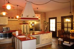 Corral de AlmaguerCasa Rural Mendoza的厨房配有水槽和炉灶 顶部烤箱