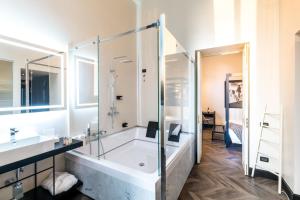 罗马罗马哈尔定制套房酒店的带浴缸、水槽和淋浴的浴室