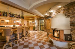 蓬高圣约翰Gut Berg Naturhotel的一间位于客房中间的带壁炉的厨房