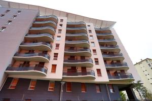 马赛马赛公寓式酒店的一座高大的建筑,旁边设有阳台