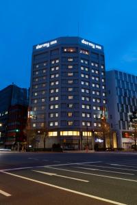 东京明神之汤神田尊贵多尔米酒店的一座城市里灯火通明的大建筑