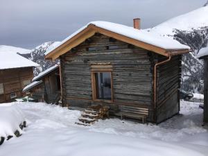 ThalkirchDem Himmel ein Stuck näher的小木屋,屋顶上积雪