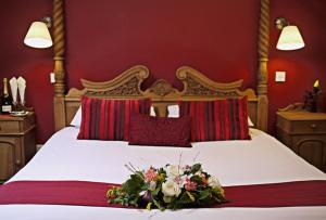 赫尔园丁乡村旅馆的一间卧室,配有一张插花的床