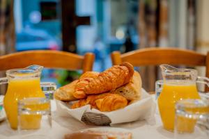 巴黎莱昂纳多达芬奇酒店的一张桌子上放着一篮羊角面包和橙汁