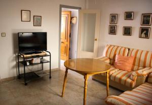 萨各夫雷纳Casa Paseo Maritimo 28的客厅配有沙发和桌子
