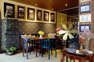 曼谷Old Capital Bike Inn - SHA Certified的一间配备有蓝色椅子和桌子的用餐室