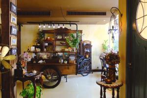 曼谷Old Capital Bike Inn - SHA Certified的一间在房间里骑自行车的商店