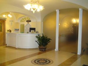 伊斯基亚弗朗卡酒店的大堂,有柜台和盆栽植物