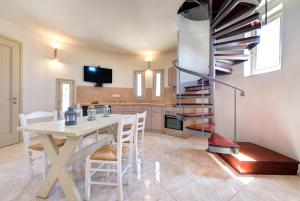 卡马利Monolithia的一间带桌椅的用餐室和螺旋楼梯