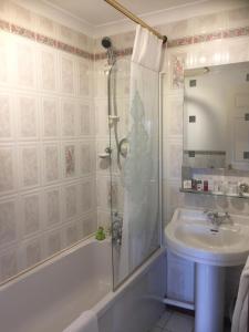 罗伊桥格伦史宾洛奇酒店的带淋浴和盥洗盆的浴室