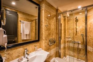 帕特雷梅森格雷科特色酒店的一间带水槽和淋浴的浴室