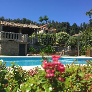 贡多马尔卡萨罗克度假屋的一座带游泳池和房子的别墅