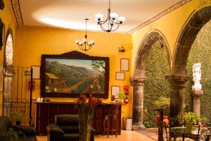 特基拉杜尔塞玛利亚之家酒店的客厅墙上有绘画作品