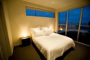 仙女港菲利港阿罗哈海滨度假屋的卧室配有白色的床和窗户。