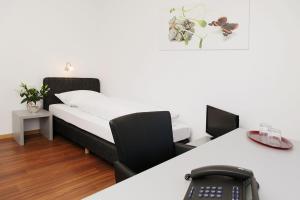 内卡苏尔姆阿尔卡德膳食公寓酒店的客房设有一张床、一张书桌和键盘