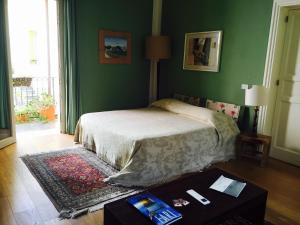 马尔萨拉卡瑟圣马特奥住宿加早餐酒店的卧室配有一张床和一张桌子